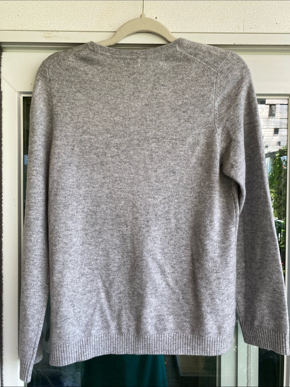 L.L. Bean đź’Ż% cashmere Light Gray Crewneck Sweater - Picture 4 of 5